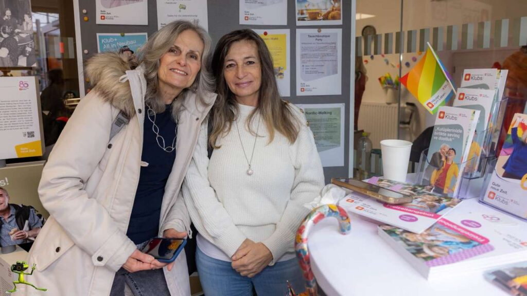 Zwei Frauen stehen im neuen Pensionist:inmenklub+ All in Neubau