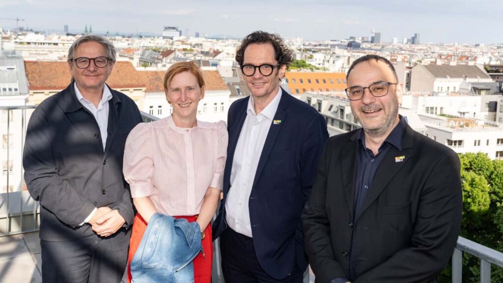 Hannes Stangl, Vorstand Sozialbau, Elke Hanel-Torsch, Wohnbaustadträtin, Markus Reiter, Bezirksvorsteher und Senad Lacevic, BV-Stellvertreter am Dach von sophie7
