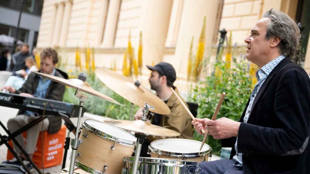 Drei Musiker spielen im Park