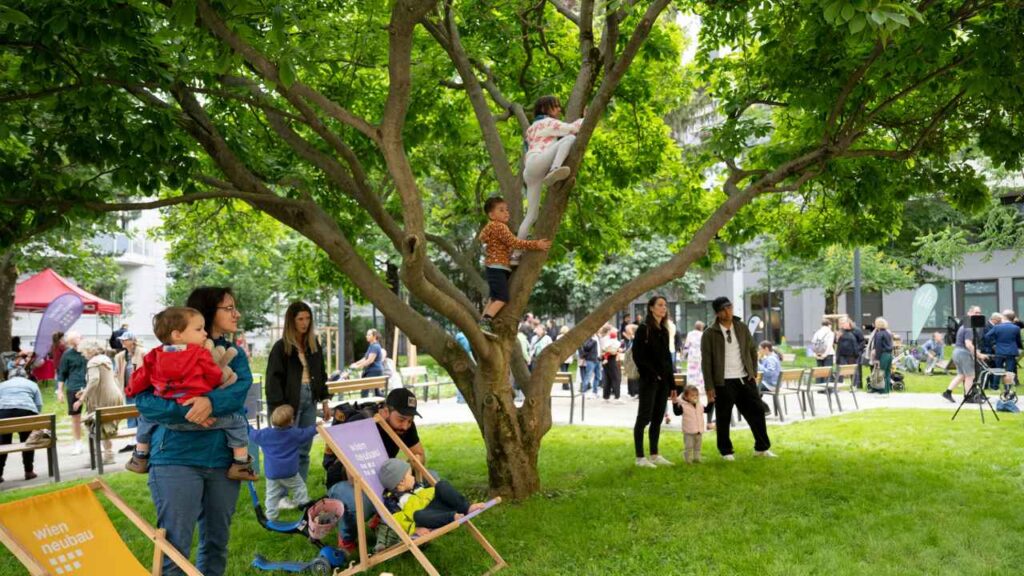 Kinder klettern auf den Bäumen im Park