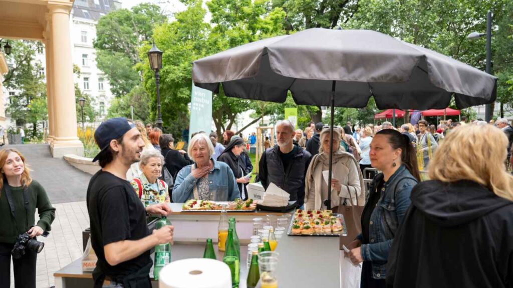 Menschen holen sich Essen bei einem Stand