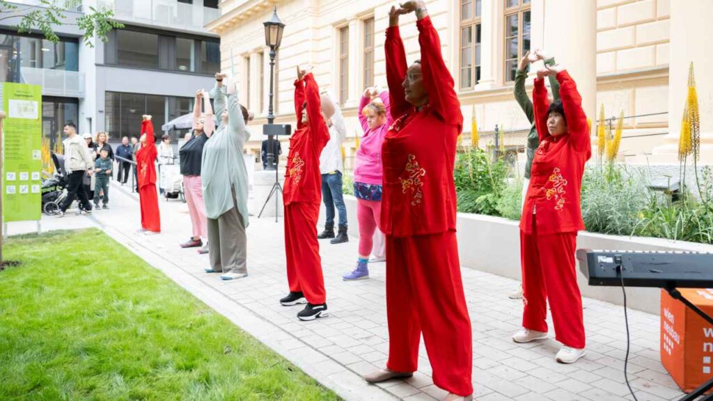 Menschen machen Tai Chi im Sophienpark