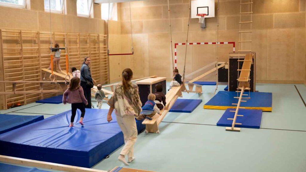 Kinder spielen im Sportsaal